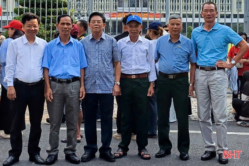 Ông Thịnh (đứng thứ 2 từ trái sang) cùng đoàn CCB Hà Tĩnh tại TP HCM dịp kỷ niệm 50 năm Ngày Giải phóng miền Nam, thống nhất đất nước. bqbht_br_z6573831308918-032d17bac2ccb9650561667c86f87476.jpg