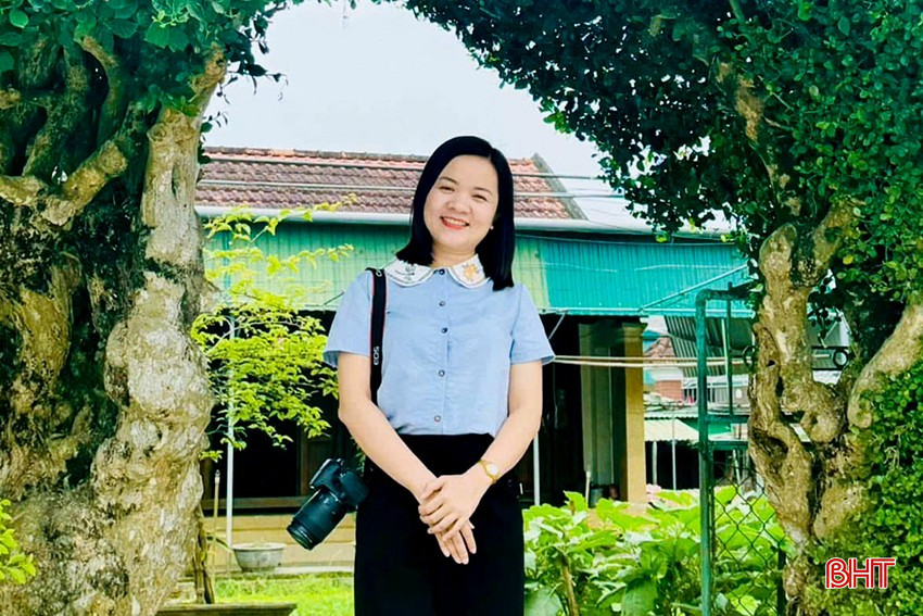 Nhà báo Hoàng Ngà trong một lần tác nghiệp, viết về đề tài văn hoá ở Đức Thọ (Hà Tĩnh) bqbht_br_4.jpg