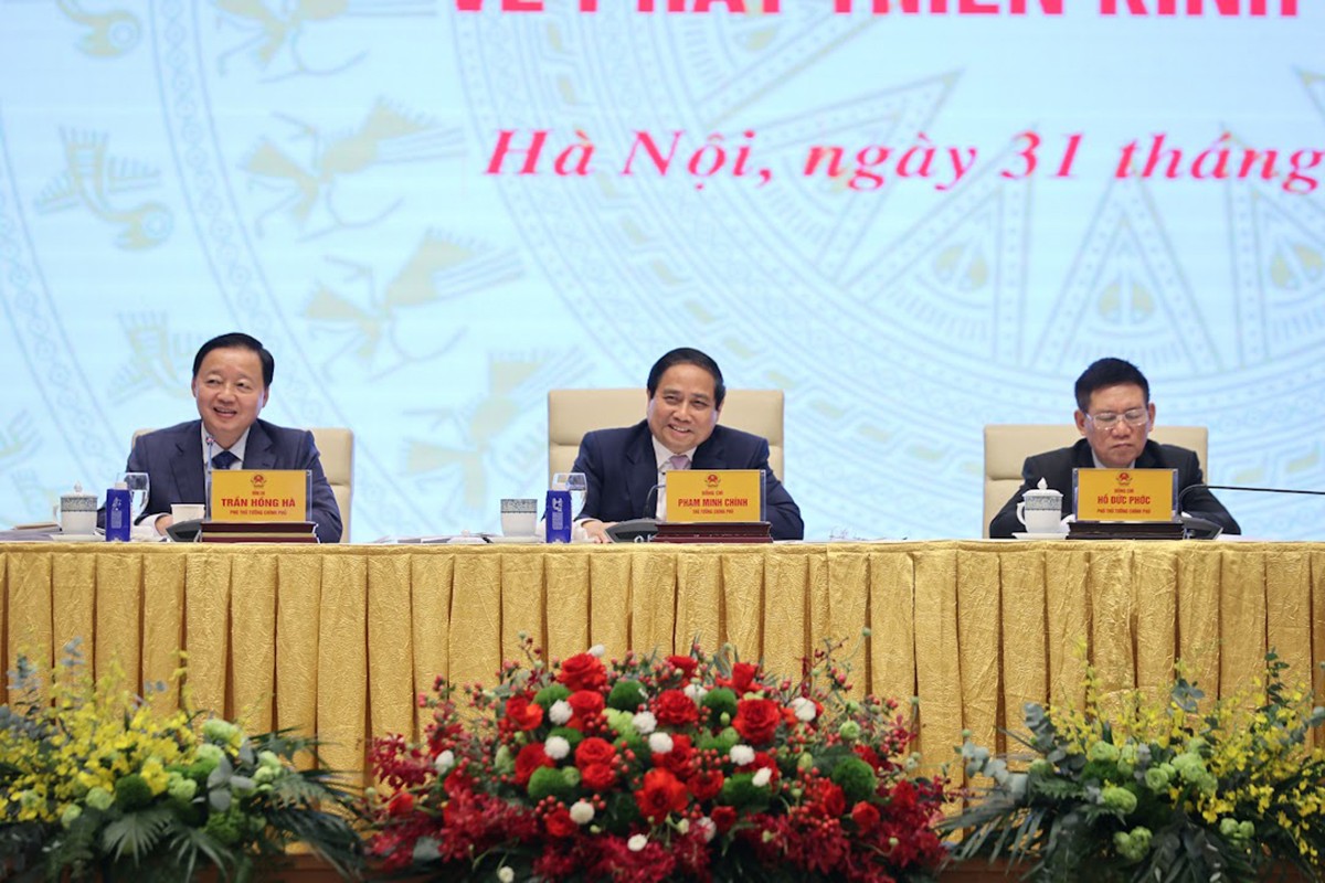 Thủ tướng Chính phủ Phạm Minh Chính và các Phó Thủ tướng: Trần Hồng Hà, Hồ Đức Phớc chủ trì tọa đàm. Ảnh: VGP/Nhật Bắc. img4540-17486606642952125535639-1.jpg