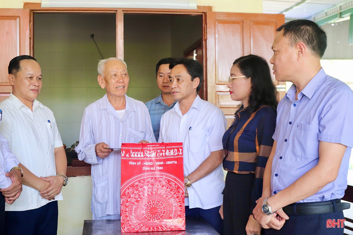 Phó Bí thư Thường trực Tỉnh ủy Trần Thế Dũng cùng đoàn công tác trao quà cho cựu TNXP Nguyễn Trí Cảnh (tháng 5/2024). img-5861-2-copy-3216.jpg