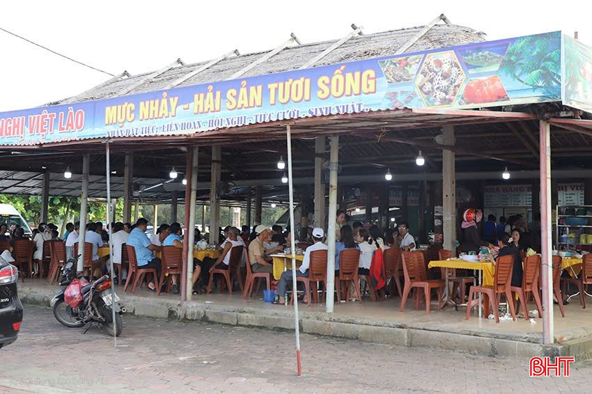 Lượng khách tại các nhà hàng hải sản ven biển trong dịp lễ tăng mạnh so với ngày thường. bqbht_br_z6558196674937-bf5bf3d333ed4fd5c6e45c81651f551a.jpg