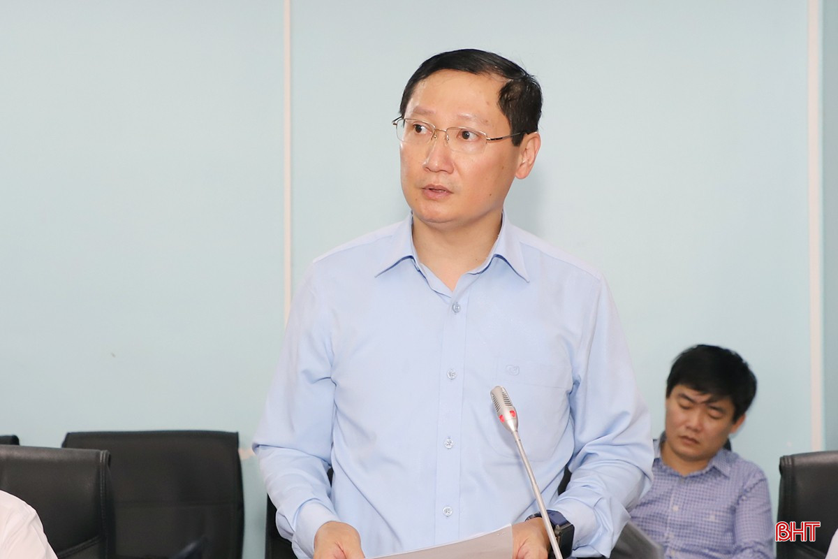 Bí thư Huyện ủy Hương Sơn Lương Quốc Tuấn báo cáo về tình kình KT-XH và các khó khăn, vướng mắc trên địa bàn. bqbht_br_4.jpg