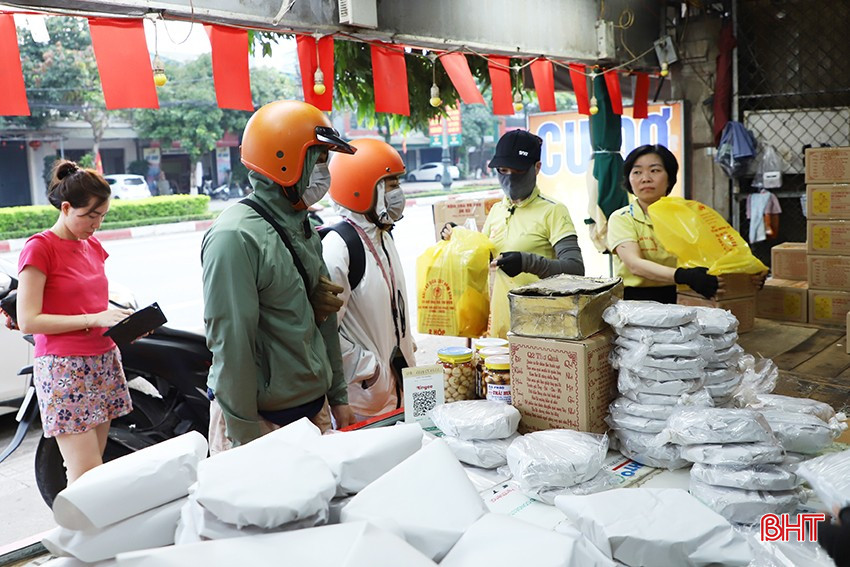 Tại cơ sở sản xuất Cu đơ ông bà Thư Viện (đường Hà Huy Tập, TP Hà Tĩnh), từ ngày 2/5 đến nay, lượng khách hàng đến mua tấp nập. Trung bình mỗi ngày, cơ sở này bán ra 12 – 15.000 miếng kẹo, tăng gấp đôi ngày thường. bqbht_br_1.jpg