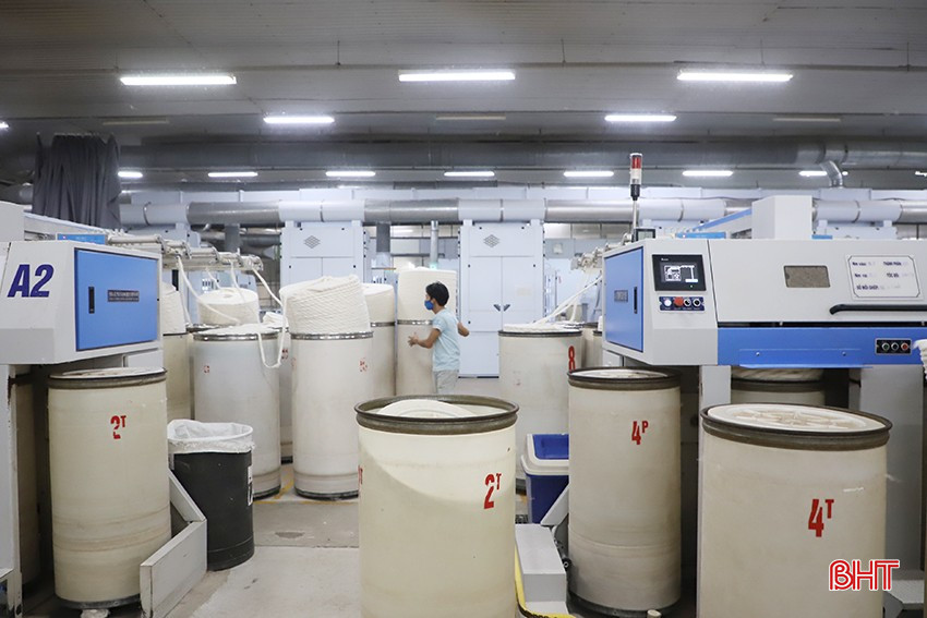 Với dây chuyền máy móc hiện đại, công suất lớn, tự động hóa cao, mỗi tháng, Công ty CP Vinatex Hồng Lĩnh tiêu tốn hơn 2 tỷ đồng tiền điện. bqbht_br_77.jpg