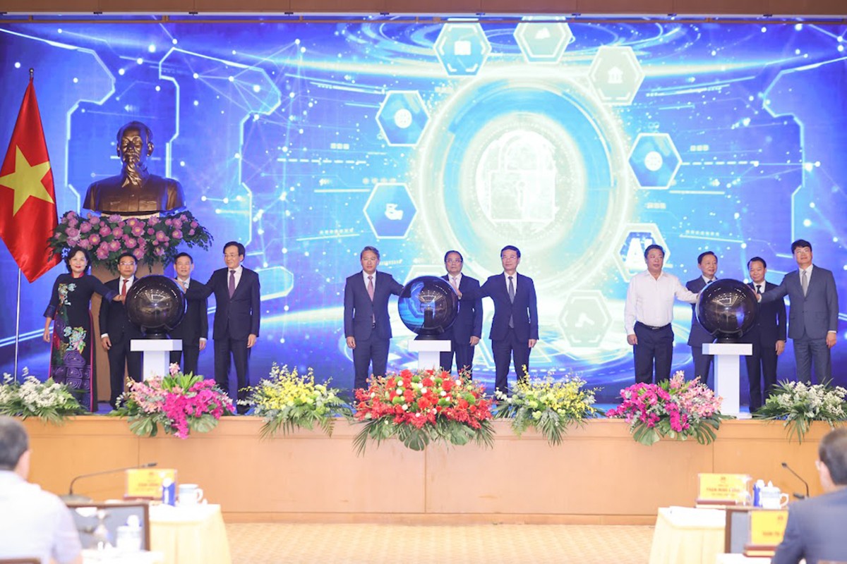 Thủ tướng Chính phủ Phạm Minh Chính, các Phó Thủ tướng và đại biểu thực hiện nghi thức ấn nút khai trương Cổng Pháp luật quốc gia.Ảnh VGP/Nhật Bắc. img4493-1748657329625665723739.jpg