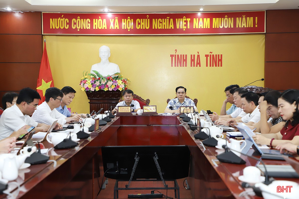 Chủ tịch UBND tỉnh Võ Trọng Hải và Phó Chủ tịch UBND tỉnh Dương Tất Thắng điều hành tại điểm cầu Hà Tĩnh. bqbht_br_3.jpg