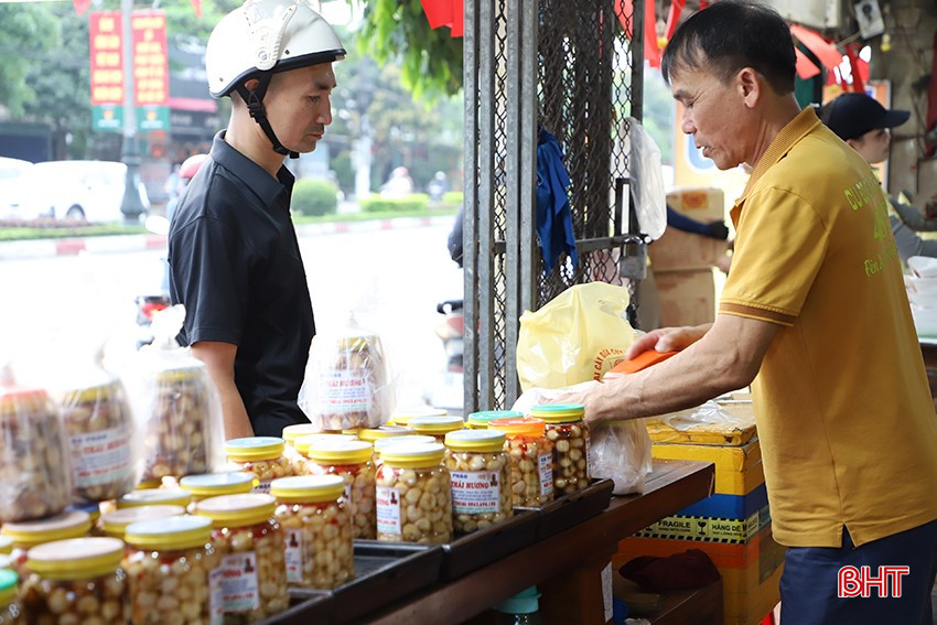 Món cà muối dân dã cũng khá được ưa chuộng và “đắt hàng”. Mỗi hộp cà muối được bán với giá trung bình 50 – 70.000 đồng. Theo các chủ cơ sở, dịp này khách hàng chủ yếu mua từ 2- 3 hộp trở lên, thậm chí có những khách hàng mua hàng chục hộp. Món cà muối dân dã cũng khá được ưa chuộng và “đắt hàng”. Mỗi hộp cà muối được bán với giá trung bình 50 – 70.000 đồng. Theo các chủ cơ sở, dịp này khách hàng chủ yếu mua từ 2- 3 hộp trở lên, thậm chí có những khách hàng mua hàng chục hộp.