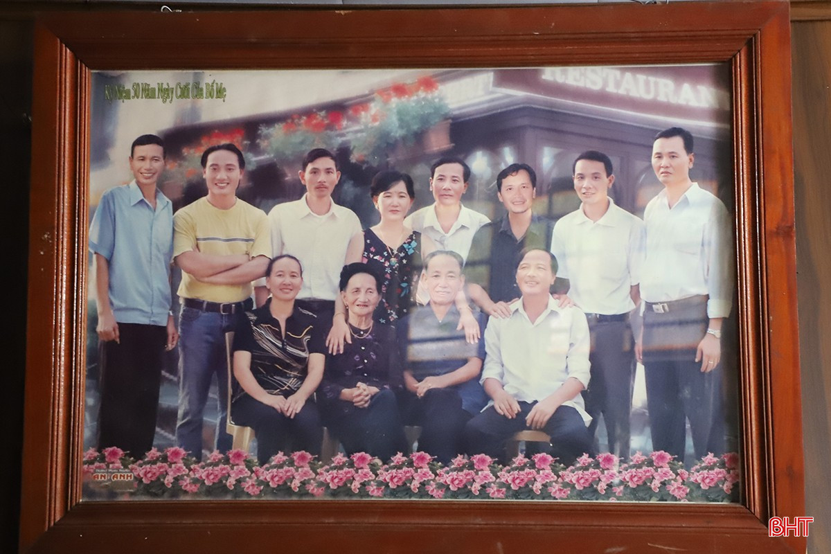 Bức ảnh vợ chồng cụ Cảnh chụp cùng 10 người con. bqbht_br_9.jpg