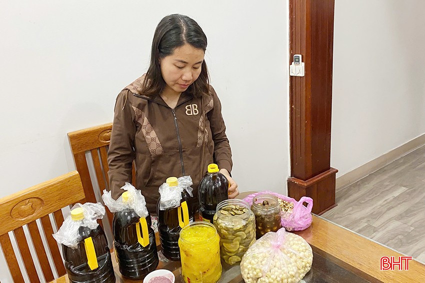 Chị Trần Thị Hải Hoa (quê Nghi Xuân, sinh sống tại Hà Nội) chia sẻ: “Mỗi dịp về quê, gia đình tôi đều mua khá nhiều đặc sản quê hương ra Hà Nội để vừa sử dụng dần, vừa làm quà biếu cho người quen, bạn bè. Đợt lễ 30/4 này, tôi mua 8 lít nước mắm truyền thống của vùng biển xã Cương Gián, cà muối, mực khô, sứa muối lá dung, hành tăm... ". bqbht_br_0.jpg