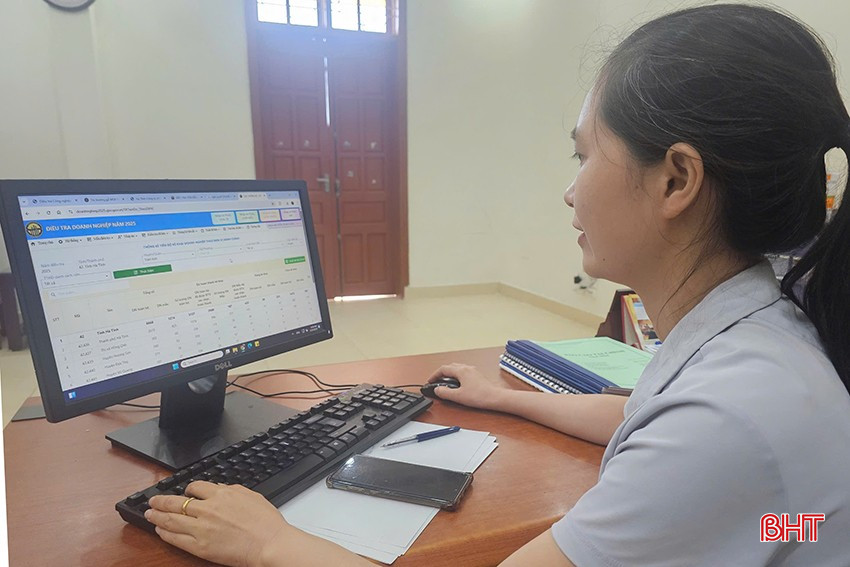 Chi cục Thống kê Hà Tĩnh rà soát phiếu điều tra doanh nghiệp để đôn đốc các đơn vị hoàn thành trước 31/5. bqbht_br_03.jpg