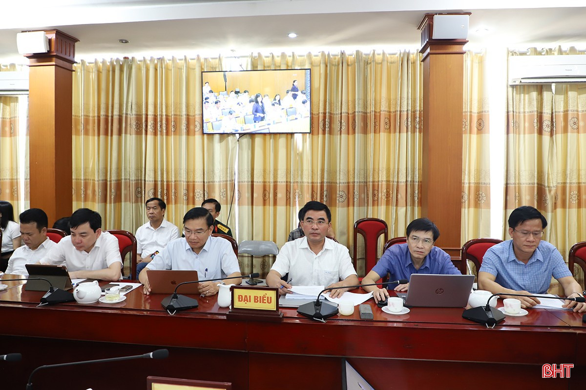Đại biểu Hà Tĩnh theo dõi hội nghị. bqbht_br_6.jpg