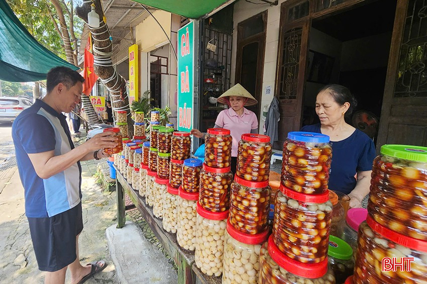 Đối với nhiều người dân Hà Tĩnh xa quê thì cà muối vẫn luôn là món ăn thân thuộc trong bữa cơm gia đình và chẳng gì ngon hơn bát canh rau ăn cùng quả cà giòn tan. Đối với nhiều người dân Hà Tĩnh xa quê thì cà muối vẫn luôn là món ăn thân thuộc trong bữa cơm gia đình và chẳng gì ngon hơn bát canh rau ăn cùng quả cà giòn tan.