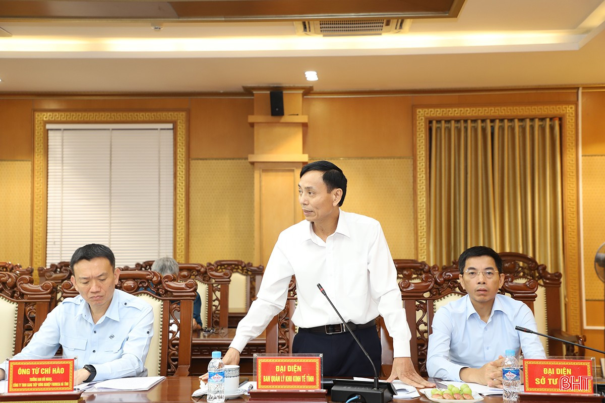 Trưởng BQL Khu kinh tế tỉnh Lê Trung Phước thông tin các nội dung liên quan đến dự án. bqbht_br_7.jpg