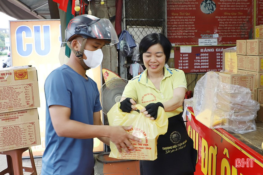 Chị Phan Thị Như Ý – đại diện cơ sở Cu đơ ông bà Thư Viện cho biết: “Ngày thường chúng tôi bán ra 6.000 - 8.000 miếng kẹo/ngày, dịp lễ này tăng gấp đôi. Rút kinh nghiệm từ nhiều dịp lễ trước nên cơ sở đã chủ động chuẩn bị nguồn nguyên liệu để sản xuất số lượng lớn. Khách hàng dịp này chủ yếu là người dân địa phương mua đi làm quà và khách qua đường dừng xe lại mua”. bqbht_br_6.jpg