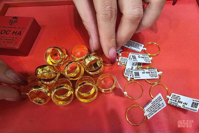 Vàng nhẫn vẫn là kênh tích trữ tài sản được nhiều người lựa chọn với hi vọng trong thời gian dài hạn, giá mặt hàng này sẽ còn tăng. bqbht_br_z6602764656026-a57c02b05404a89a3b424ea4781c61e8.jpg