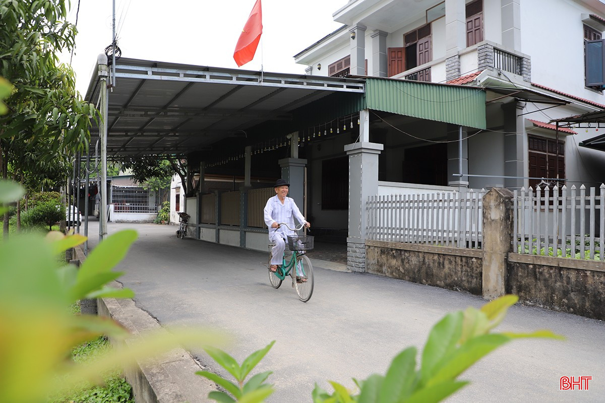Ở tuổi 92, cụ Cảnh vẫn giữ nếp sống khoa học và tinh thần lạc quan đáng ngưỡng mộ. bqbht_br_3.jpg