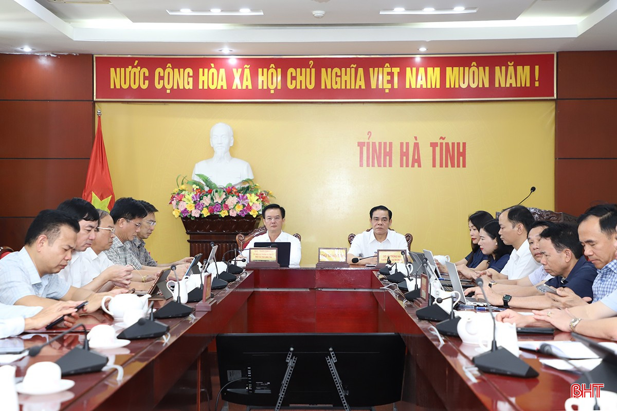 Chủ tịch UBND tỉnh Võ Trọng Hải và Phó Chủ tịch UBND tỉnh Trần Báu Hà chủ trì điểm cầu Hà Tĩnh. bqbht_br_1.jpg