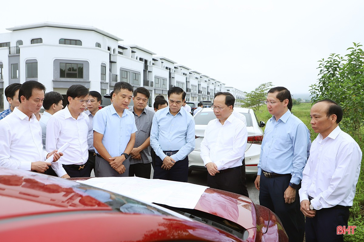 Bí thư Tỉnh ủy Nguyễn Duy Lâm, Chủ tịch UBND tỉnh Võ Trọng Hải và các đại biểu kiểm tra tại dự án khu dân cư đô thị Bắc Phố Châu 1, thị trấn Phố Châu... bqbht_br_00.jpg