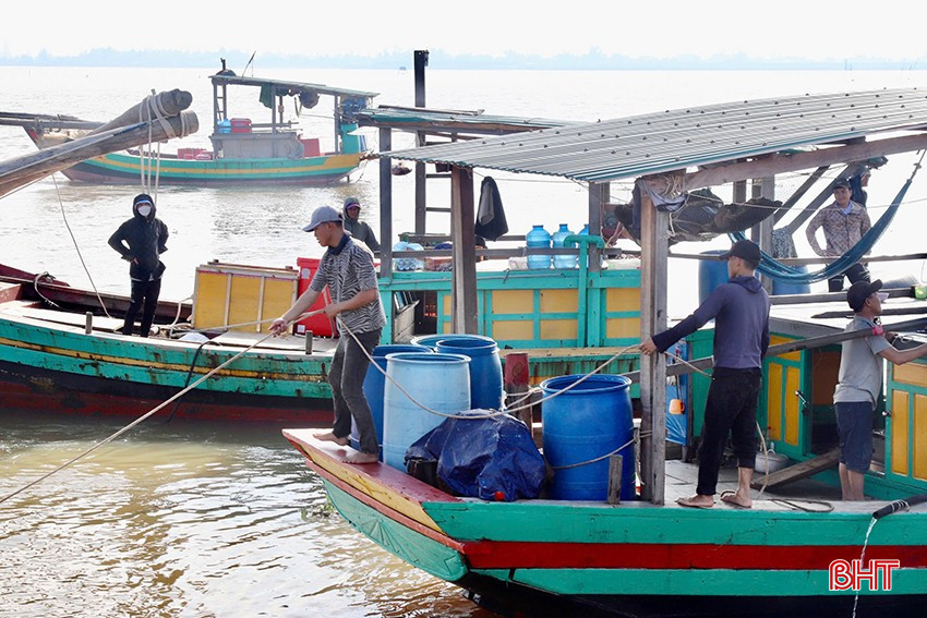Giá dầu giảm sâu mang đến niềm vui cho ngư dân vươn khơi bám biển. bqbht_br_1.jpg