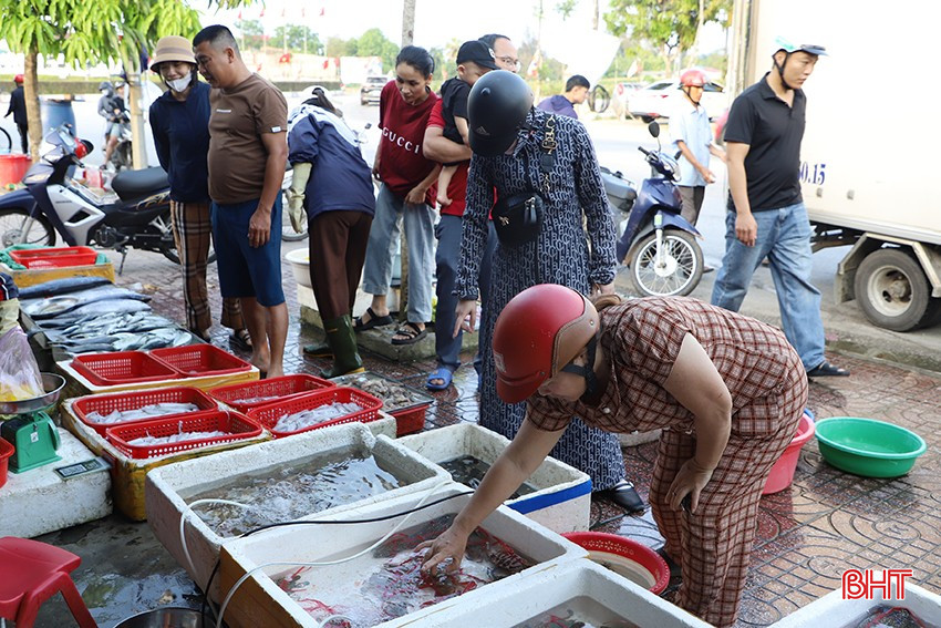 Sức tiêu thụ mặt hàng hải sản tăng cao trong ngày đầu tiên của kỳ nghỉ lễ. bqbht_br_5.jpg