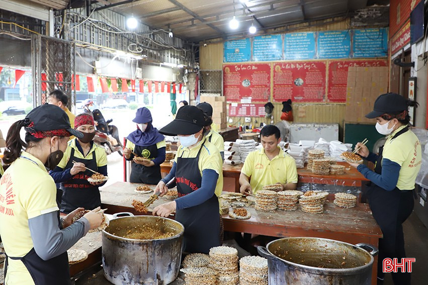 Để đáp ứng nhu cầu tăng cao của khách hàng dịp lễ, cơ sở đã tăng nhân lực từ 10 – 12 người lên 25 người. Từ khâu nấu kẹo đến đóng gói, nhân viên làm việc liên tục mới kịp giao cho khách. bqbht_br_4.jpg