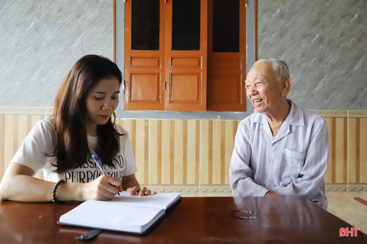 Người cựu TNXP Nguyễn Trí Cảnh chia sẻ với phóng viên về niềm vui được gặp gỡ Bác Hồ. bqbht_br_00.jpg