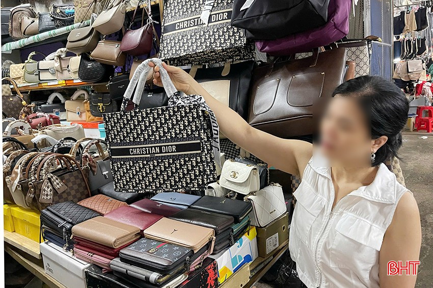 Chiếc túi mang thương hiệu Dior ở chợ TP Hà Tĩnh được bán với giá vài trăm nghìn đồng. bqbht_br_1.jpg