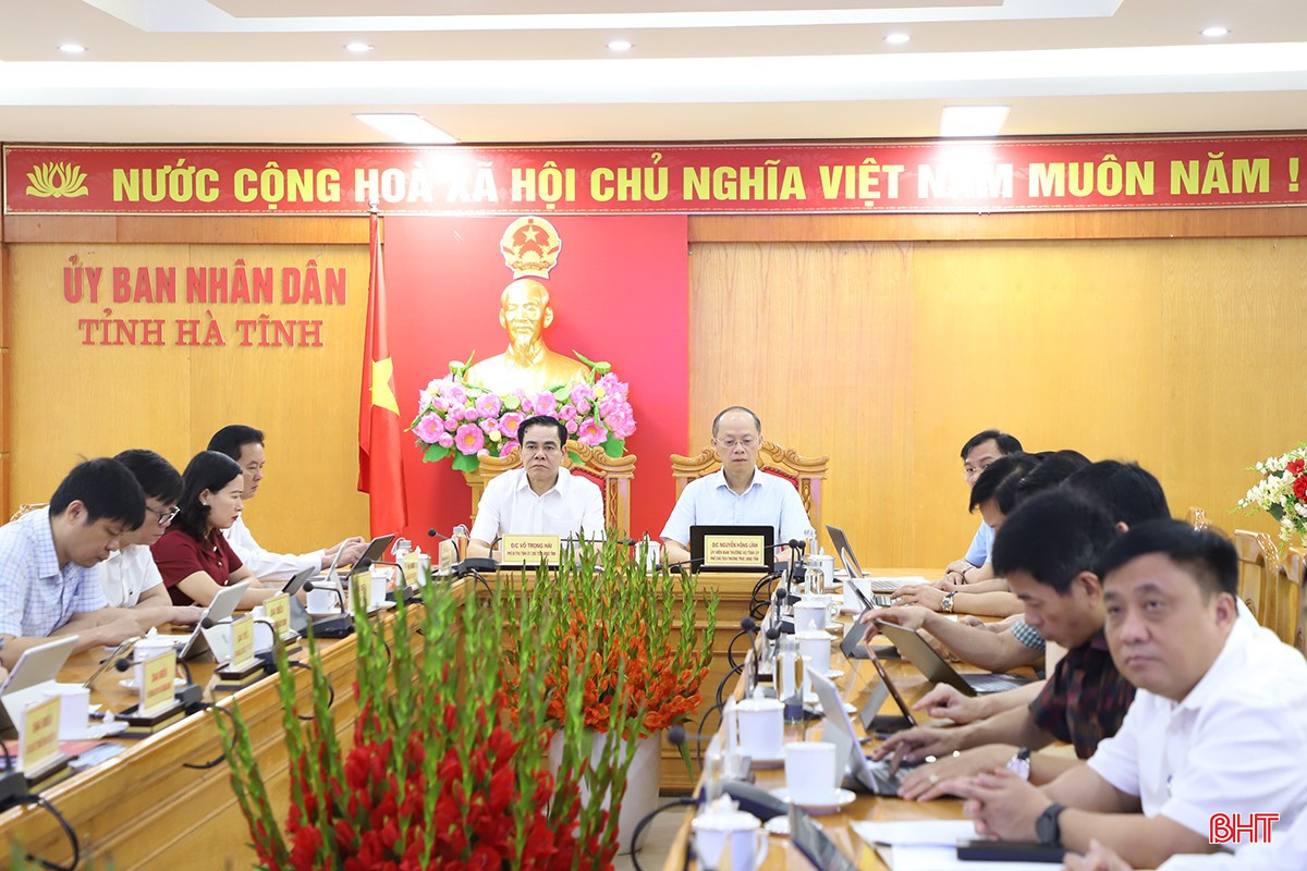 Chủ tịch UBND tỉnh Võ Trọng Hải và Phó Chủ tịch Thường trực UBND tỉnh Nguyễn Hồng Lĩnh chủ trì điểm cầu Hà Tĩnh. bqbht_br_3.jpg