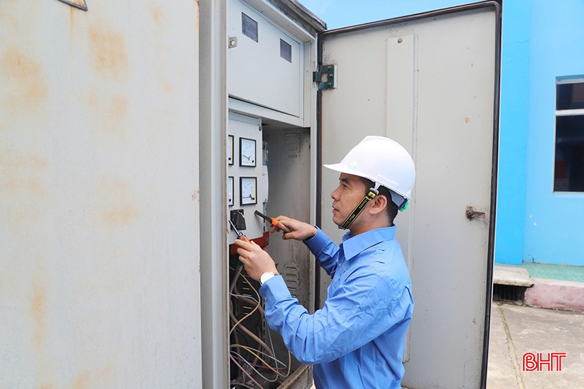 Với các doanh nghiệp có trạm biến áp riêng, ngành điện khuyến cáo cần thường xuyên bảo trì, bảo dưỡng theo quy định. Với các doanh nghiệp có trạm biến áp riêng, ngành điện khuyến cáo cần thường xuyên bảo trì, bảo dưỡng theo quy định.