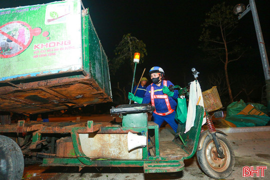 Miệt mài làm sạch phố phường Hà Tĩnh đêm Giao thừa