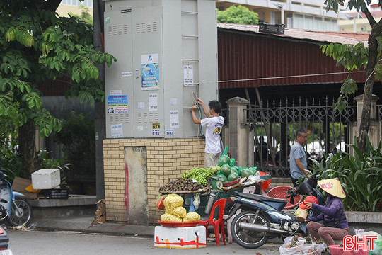 Thản nhiên buôn bán nơi “nguy hiểm chết người”