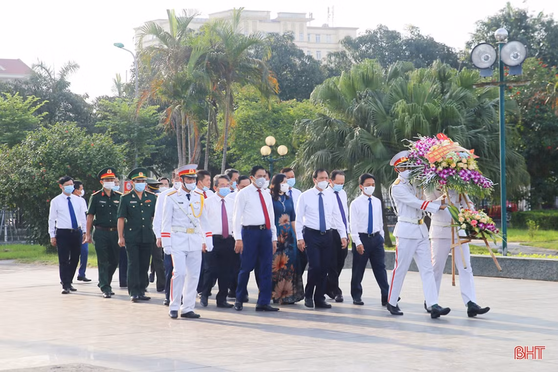 Lãnh đạo tỉnh Hà Tĩnh dâng hương tưởng niệm Chủ tịch Hồ Chí Minh