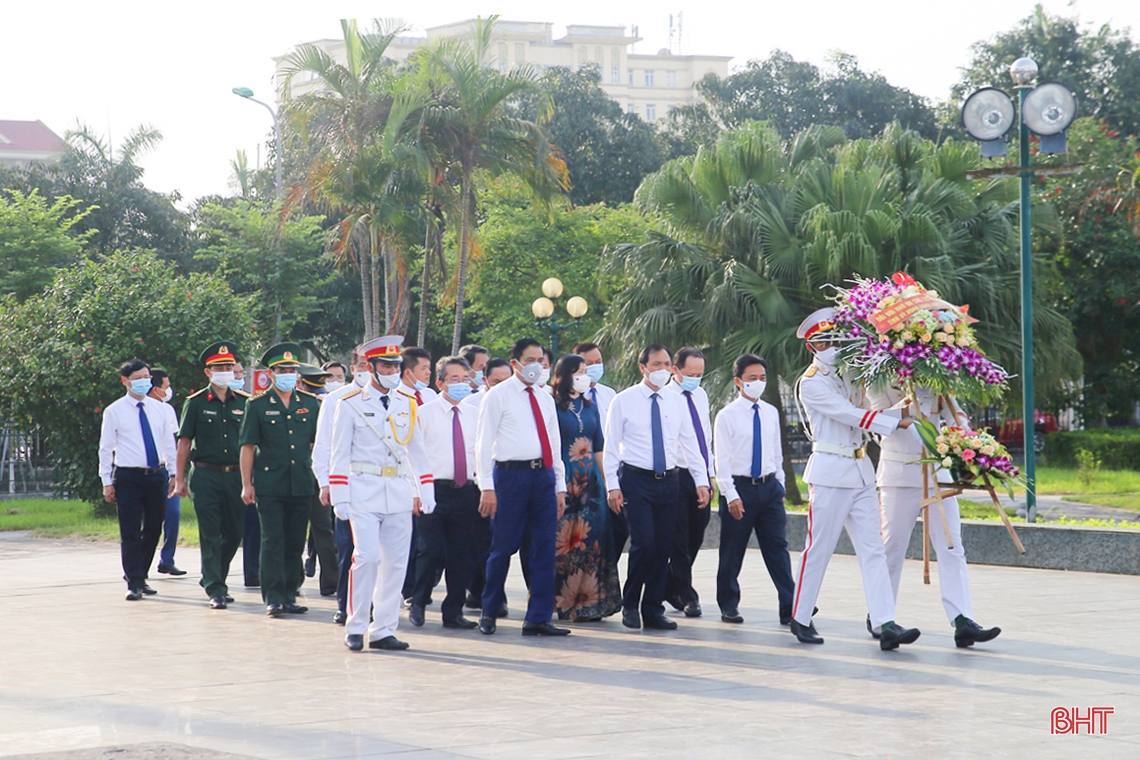Lãnh đạo tỉnh Hà Tĩnh dâng hương tưởng niệm Chủ tịch Hồ Chí Minh