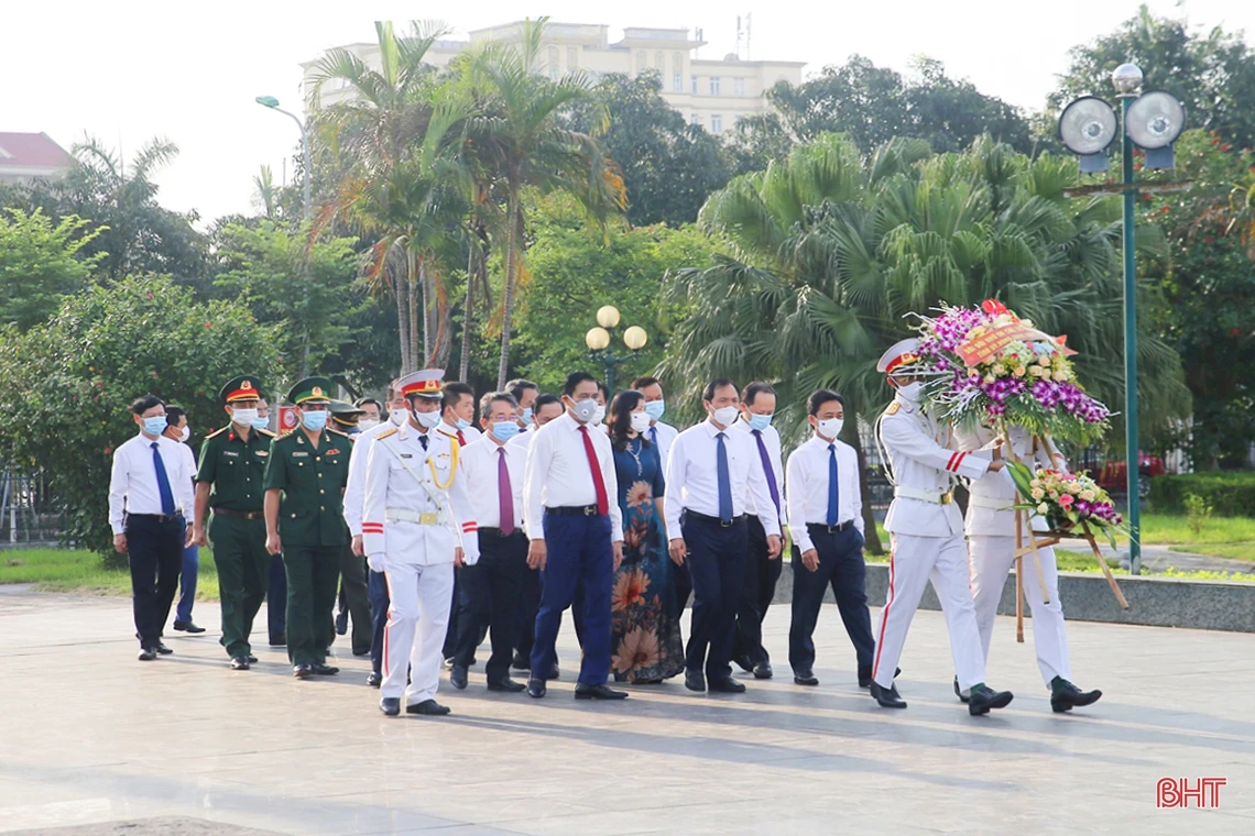 Lãnh đạo tỉnh Hà Tĩnh dâng hương tưởng niệm Chủ tịch Hồ Chí Minh