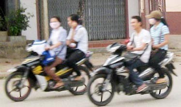 Ý thức chấp hành pháp luật của một bộ phận người tham gia giao thông vẫn còn non kém. Ảnh: Thanh Hoài