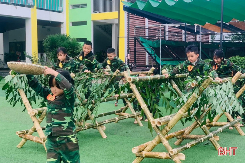 Các bé mầm non Trung Kiên thích làm chú bộ đội