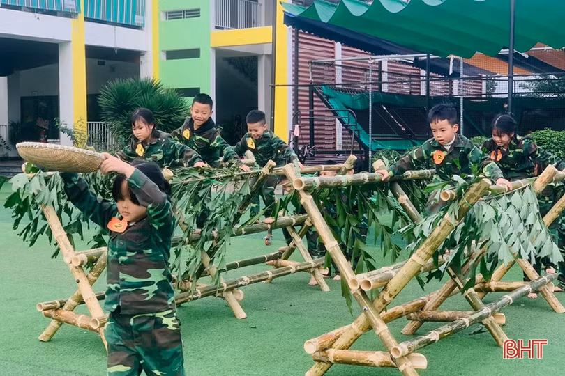 Các bé mầm non Trung Kiên thích làm chú bộ đội