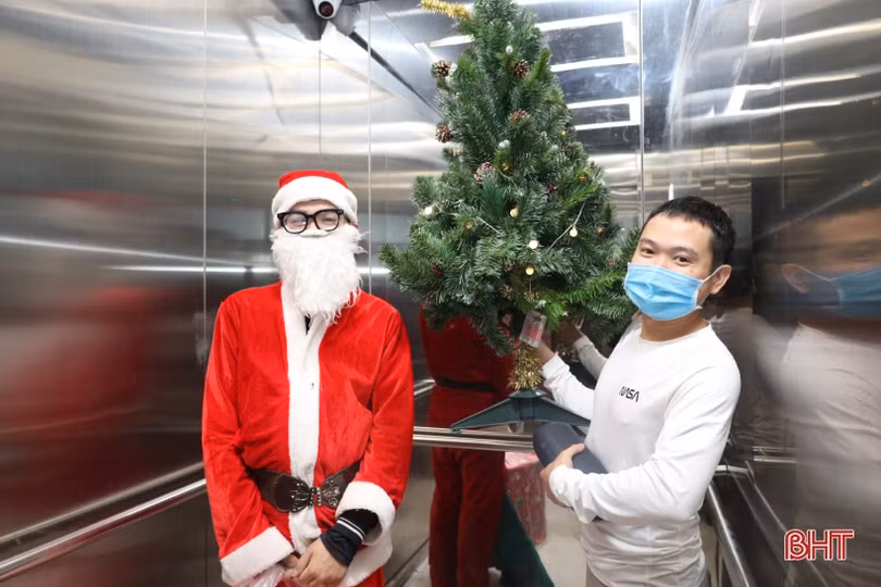 Sắp đến Noel, dịch vụ tặng quà lại nhộn nhịp