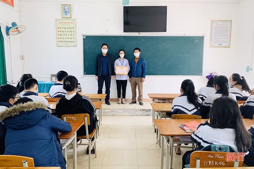 Nhặt được gần 17 triệu đồng, nữ sinh Hà Tĩnh tìm cách trả lại người đã đánh rơi