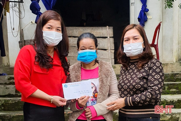 Các cấp hội phụ nữ Hà Tĩnh tặng gần 500 suất quà nhân dịp Giáng sinh 2021