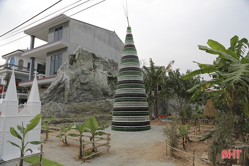Độc đáo cây thông Noel làm từ 15.000 vỏ chai bia ở Hà Tĩnh