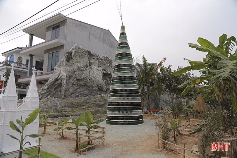 Độc đáo cây thông Noel làm từ 15.000 vỏ chai bia ở Hà Tĩnh