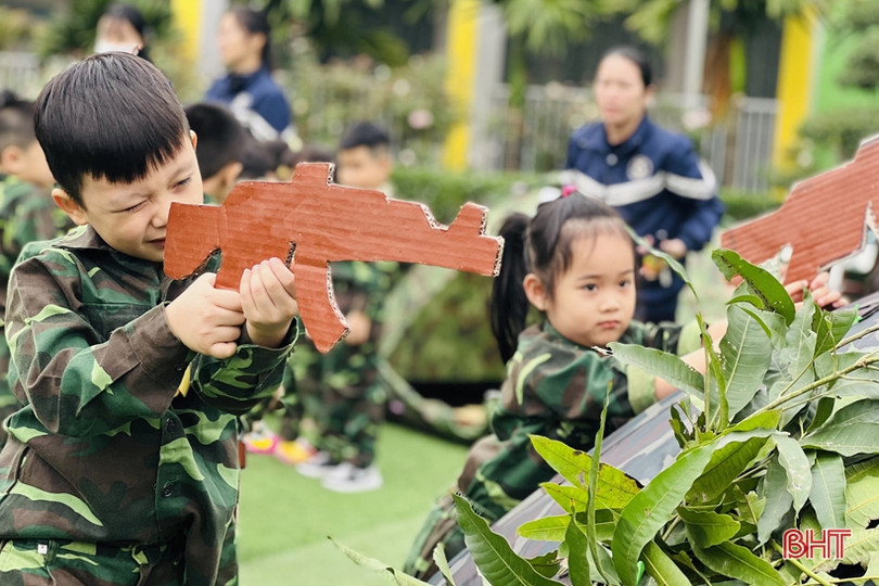 Các bé mầm non Trung Kiên thích làm chú bộ đội