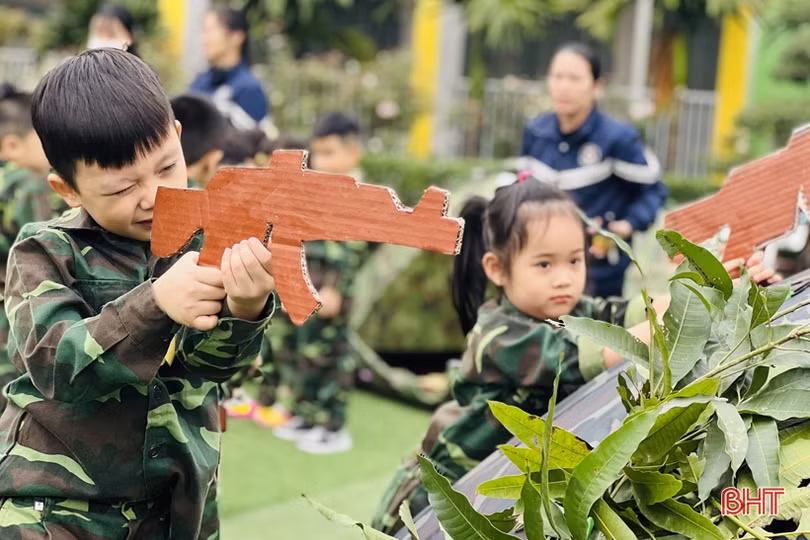 Các bé mầm non Trung Kiên thích làm chú bộ đội