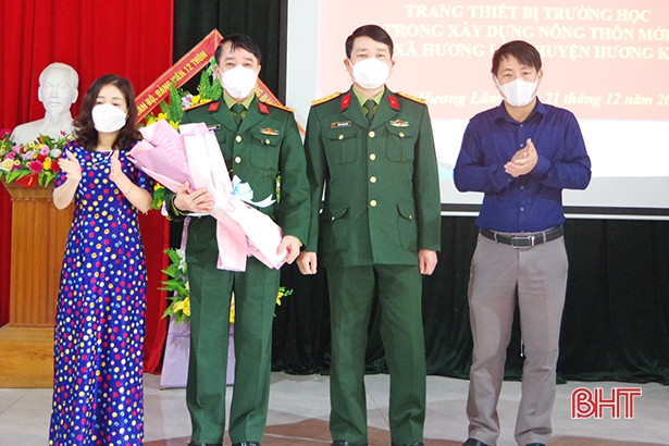 Bộ CHQS tỉnh trao tặng 108 bộ bàn ghế cho Trường THCS Hương Lâm