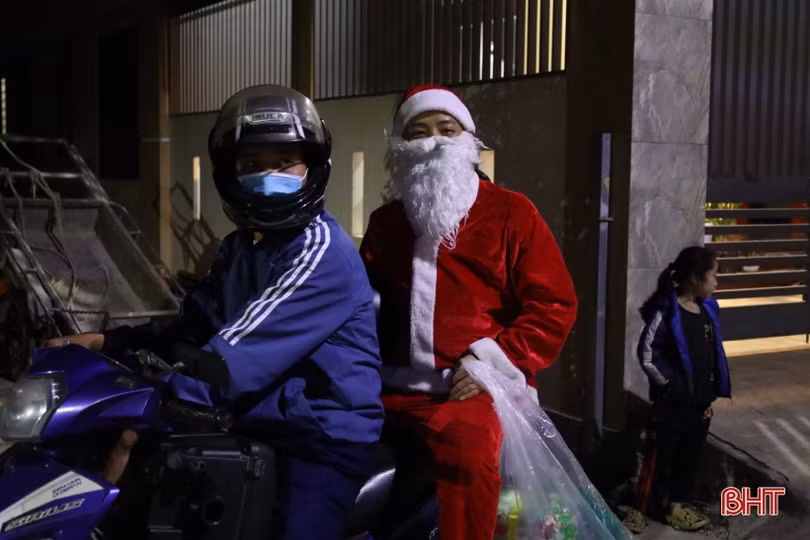 Sắp đến Noel, dịch vụ tặng quà lại nhộn nhịp