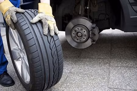 Hướng dẫn cách tự thay lốp dự phòng khi ôtô gặp sự cố