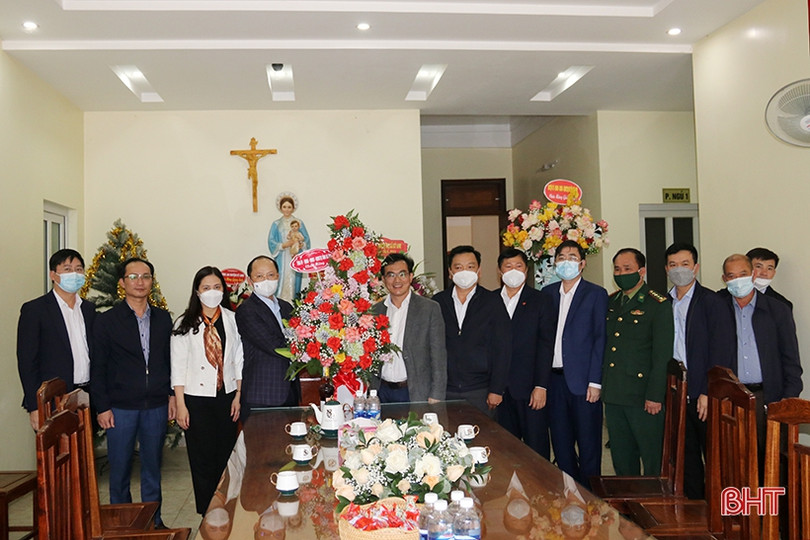 Lãnh đạo Hà Tĩnh chúc mừng Giáng sinh Giáo hạt Kỳ Anh
