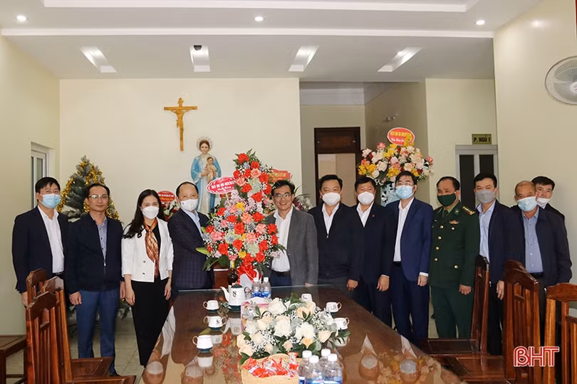 Lãnh đạo Hà Tĩnh chúc mừng Giáng sinh Giáo hạt Kỳ Anh