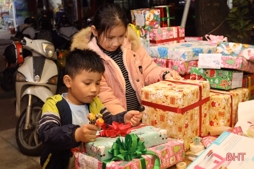 Sắp đến Noel, dịch vụ tặng quà lại nhộn nhịp